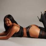 Junge Latina Rosi, probiere das Feuer. Bild