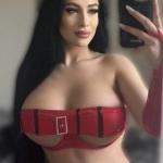 Amira, mit 80 E Busen. Bild