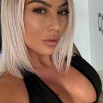 Monyk, hübsche blonde Frau. Bild